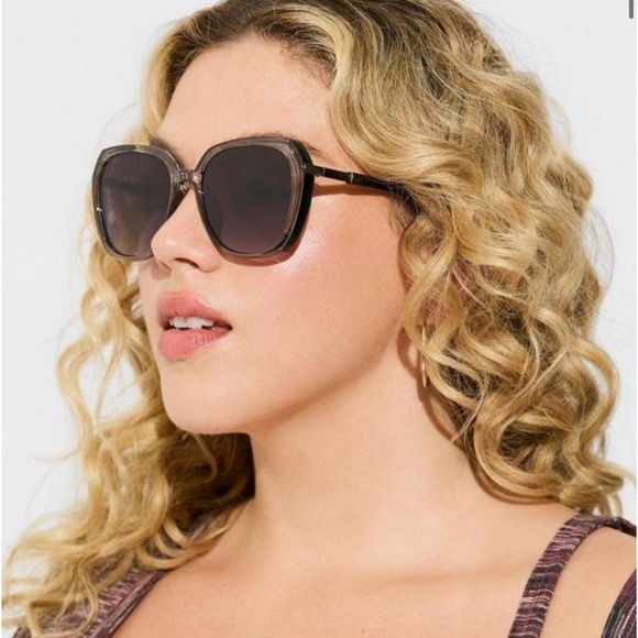 TORRID Cat Eye Smoke Lens Sunglasses Black Gray NEW - Picture 4 of 4